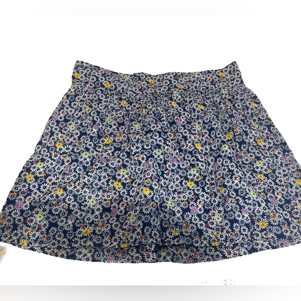 Old Navy cotton floral skirt. Elastic waist band in the back and lined. So cute!